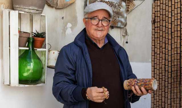 Dai bracciali con i noccioli delle olive ai presepi in legno:  l'arte 